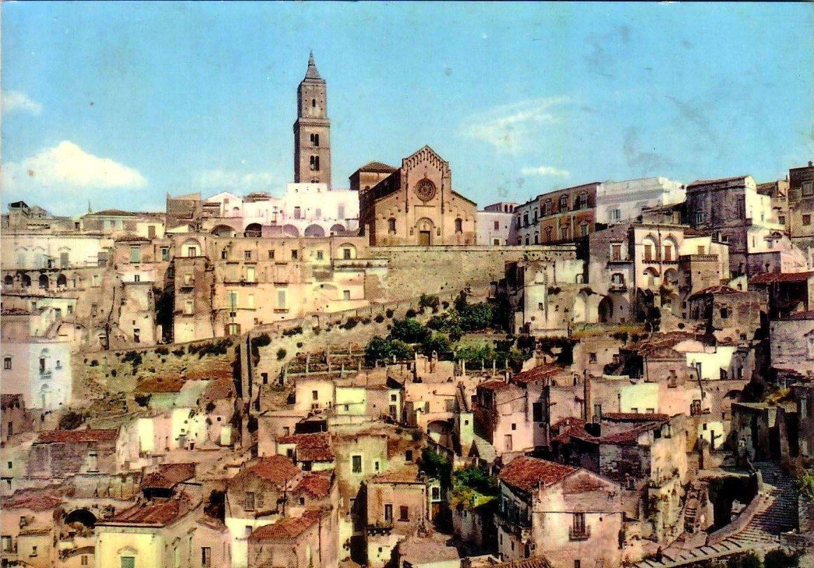 Historische Postkarte des Rione Vetera mit der Kathedrale von Matera und dem grünen Gartenstreifen